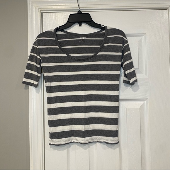 Apt. 9 Tops - Apt 9 Women’s Dark Gray White Striped Short Sleeve Shirt XS Silky Rayon